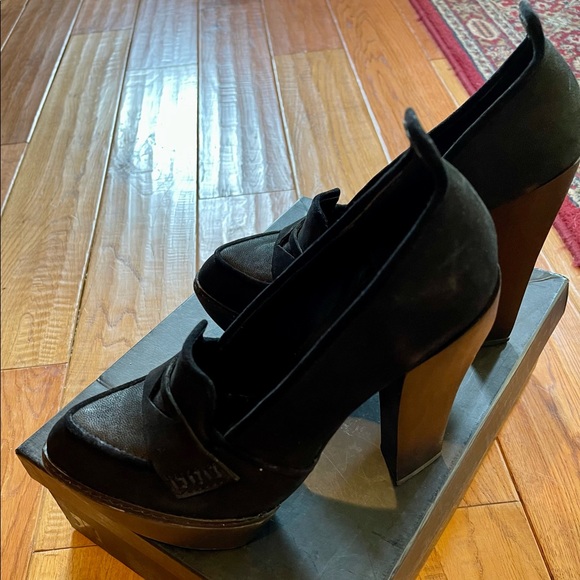 BEAUTIFUL, NEW, LEATHER HEELS! JOE’S JEANS BRAND - Picture 3 of 4